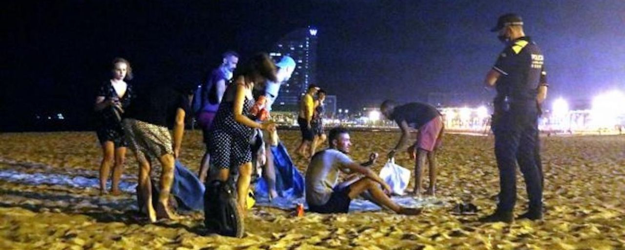Agentes de la Guardia Urbana en un botellón en una playa de Barcelona / EUROPA PRESS