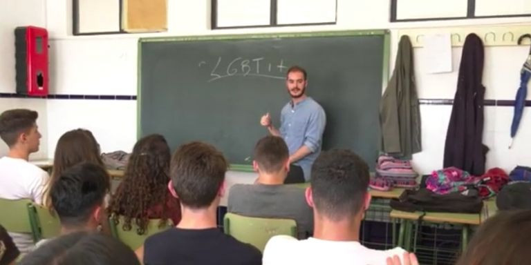 Charla contra la homofobia en un instituto (captura de pantalla del informativo de RTV Marchena) / EMA-RTV