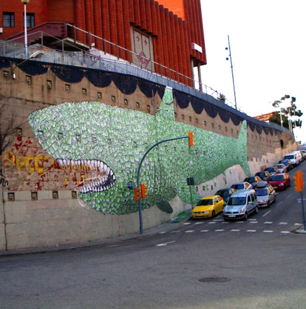 Antiguo mural del tiburón en el barrio del Carmel / @LlibertariesZN