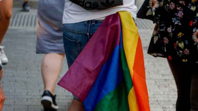 Un joven lleva una bandera LGTBI en Barcelona en una imagen de archivo / EUROPA PRESS
