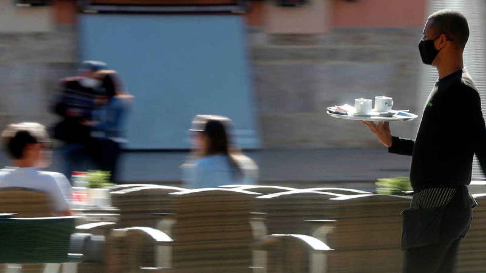 Un camarero trabajando en un bar en una imagen de archivo / EFE