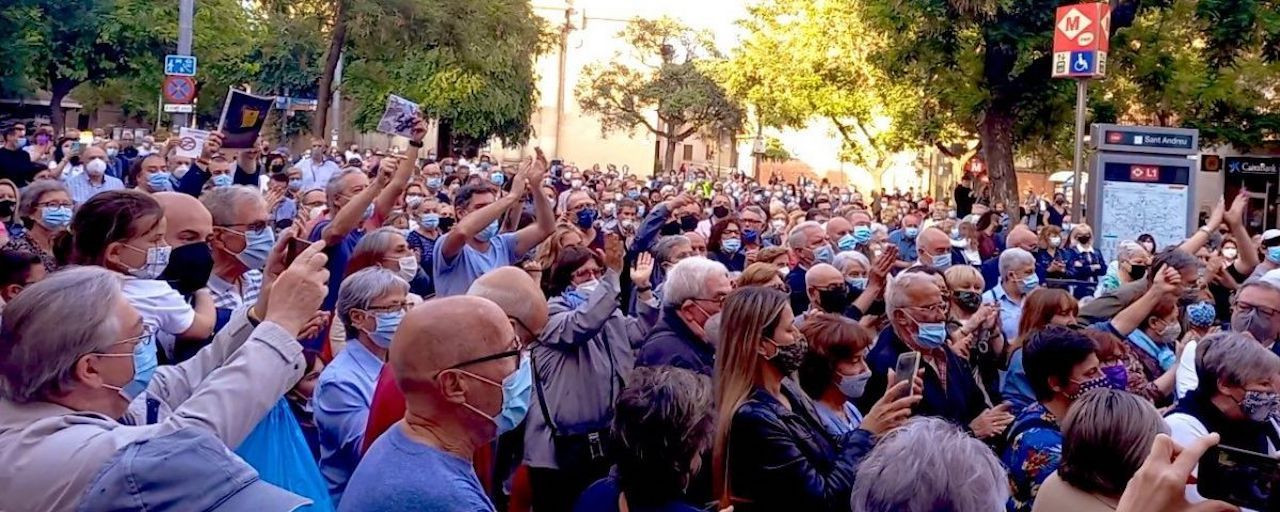 Centenares de vecinos protestan en Sant Andreu contra el nuevo sistema de recogida de basuras / TWITTER MENA GADEA