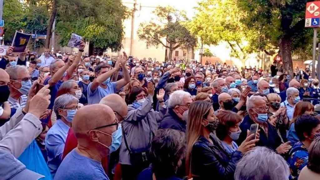 Centenares de vecinos protestan en Sant Andreu contra el nuevo sistema de recogida de basuras / TWITTER MENA GADEA