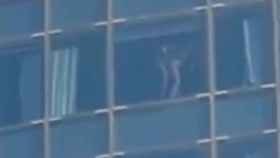 Imagen de un hombre y una mujer teniendo sexo a la vista de todo el mundo en el Hotel Vela / 'BCN LEGENDS' - TELEGRAM