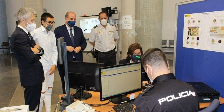 Fernando Grande-Marlaska, en la presentación del DNI 4.0. La primera española en recibirlo
ha sido la actriz Luisa Martín, que aparece también en la imagen / MINISTERIO DEL INTERIOR