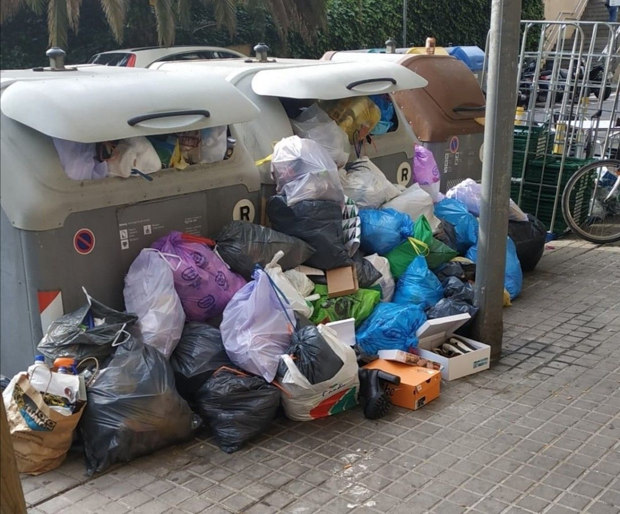 Decenas de bolsas de basura depositadas junto a contenedores en una calle de Sant Andreu / CEDIDA