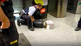 Una serpiente siembra el pánico en el metro de Barcelona / CG