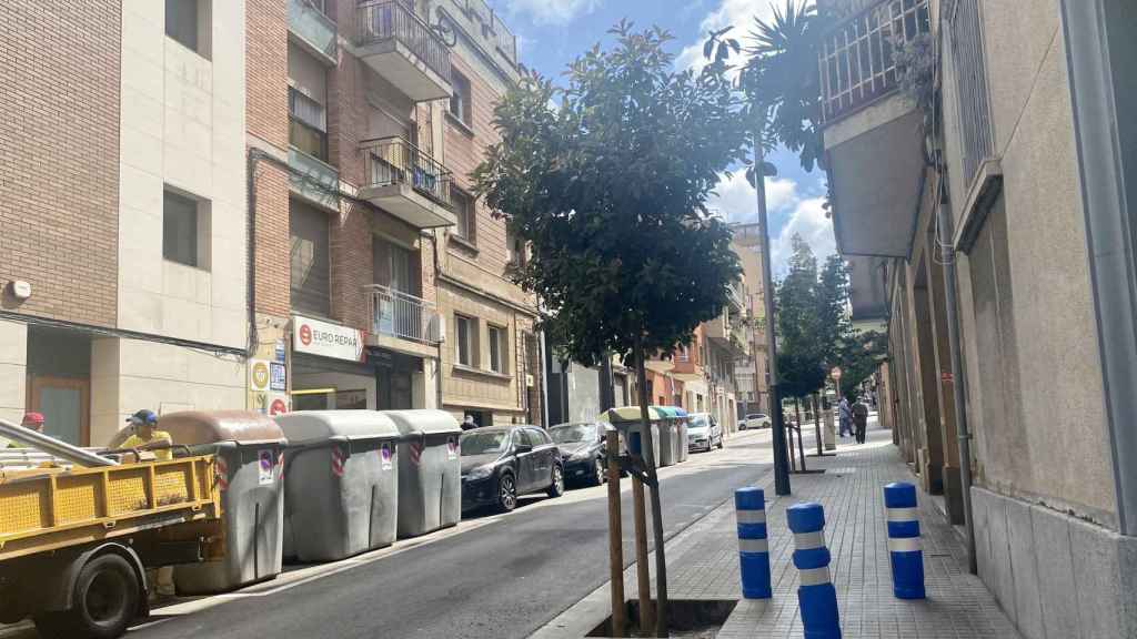 Los pivotes que ha instalado el Ayuntamiento en la Rambla de la Muntanya / METRÓPOLI