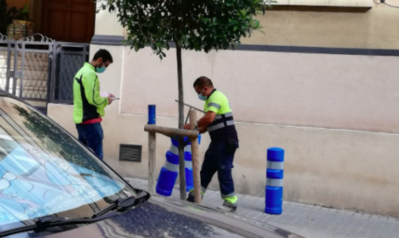 Operarios retiran los pivotes de plástico de la Rambla de la Muntanya / EIX MARAGALL