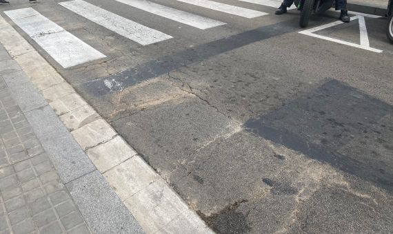 Mal estado del asfalto en la Rambla de la Muntanya / METRÓPOLI