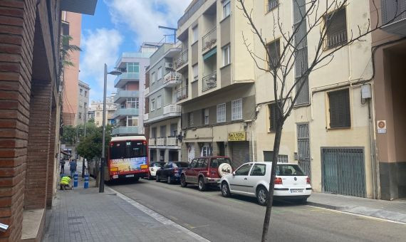 El autobús H6 circulando por la Rambla de la Muntanya / METRÓPOLI