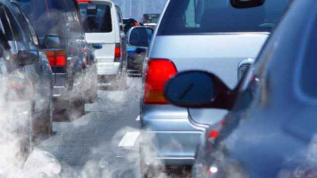 Coches en circulación emitiendo gases contaminantes / ARCHIVO