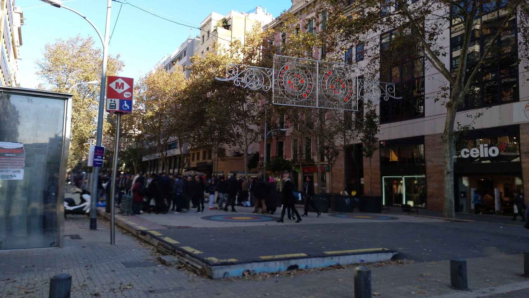 Clientes y vendedores en la ronda de Sant Antoni / TWITTER