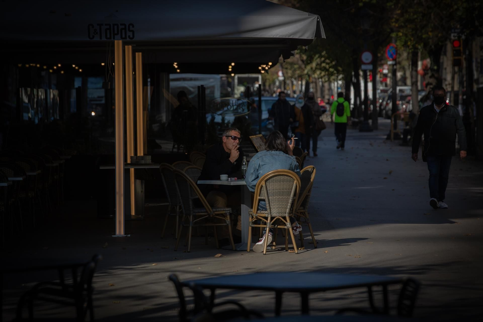 Varias personas en una terraza en Barcelona / David Zorrakino - Europa Press