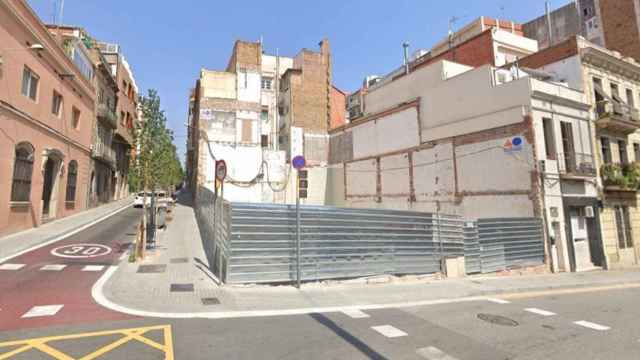Vecinos denuncian una plaga de ratas en este solar okupado en Gràcia / GOOGLE STREET VIEW