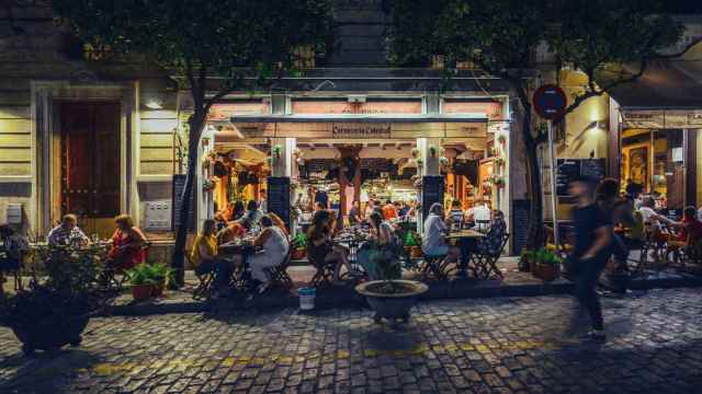 Terraza de un bar en una imagen de archivo / iStock