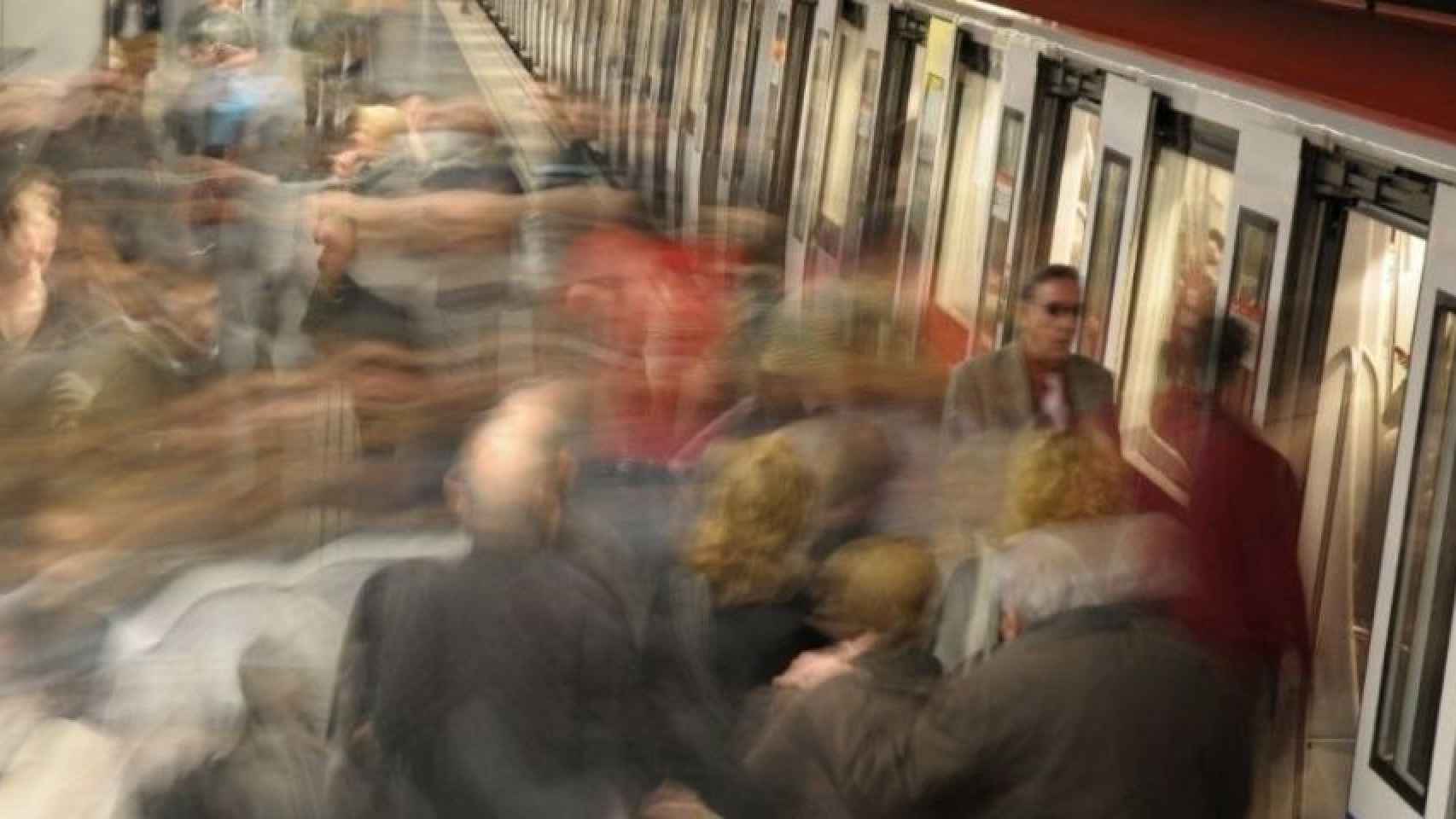 Pasajeros en el metro de Barcelona / EUROPA PRESS