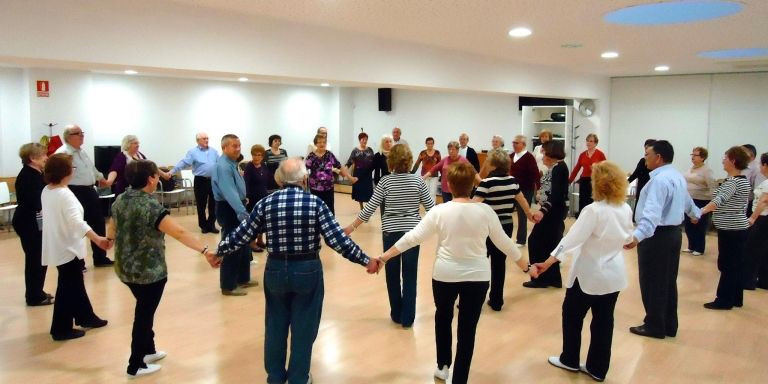 Actividad en grupo en el casal Joan Casanelles / CASAL GENT GRAN JOAN CASANELLES