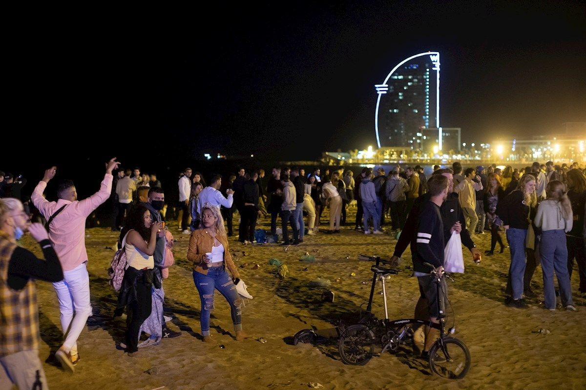 Botellones masivos en una playa de Barcelona hace unas semanas / EFE - MARTA PÉREZ