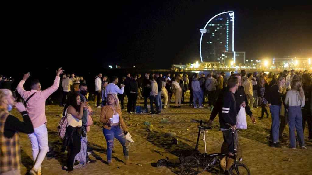 Botellones masivos en una playa de Barcelona hace unas semanas / EFE - MARTA PÉREZ