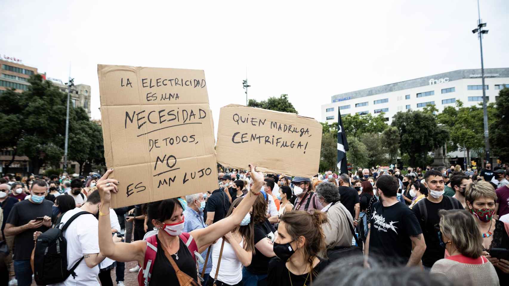 Manifestación contra la subida de la luz en la plaza Catalunya / EUROPA PRESS