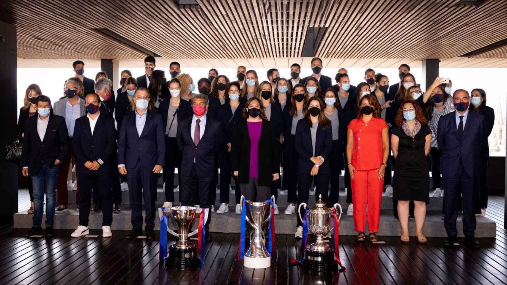 Foto de la plantilla del Barça en el Ayuntamiento de Barcelona / FCB