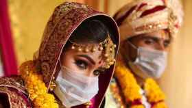 Una pareja durante una boda en India / EFE