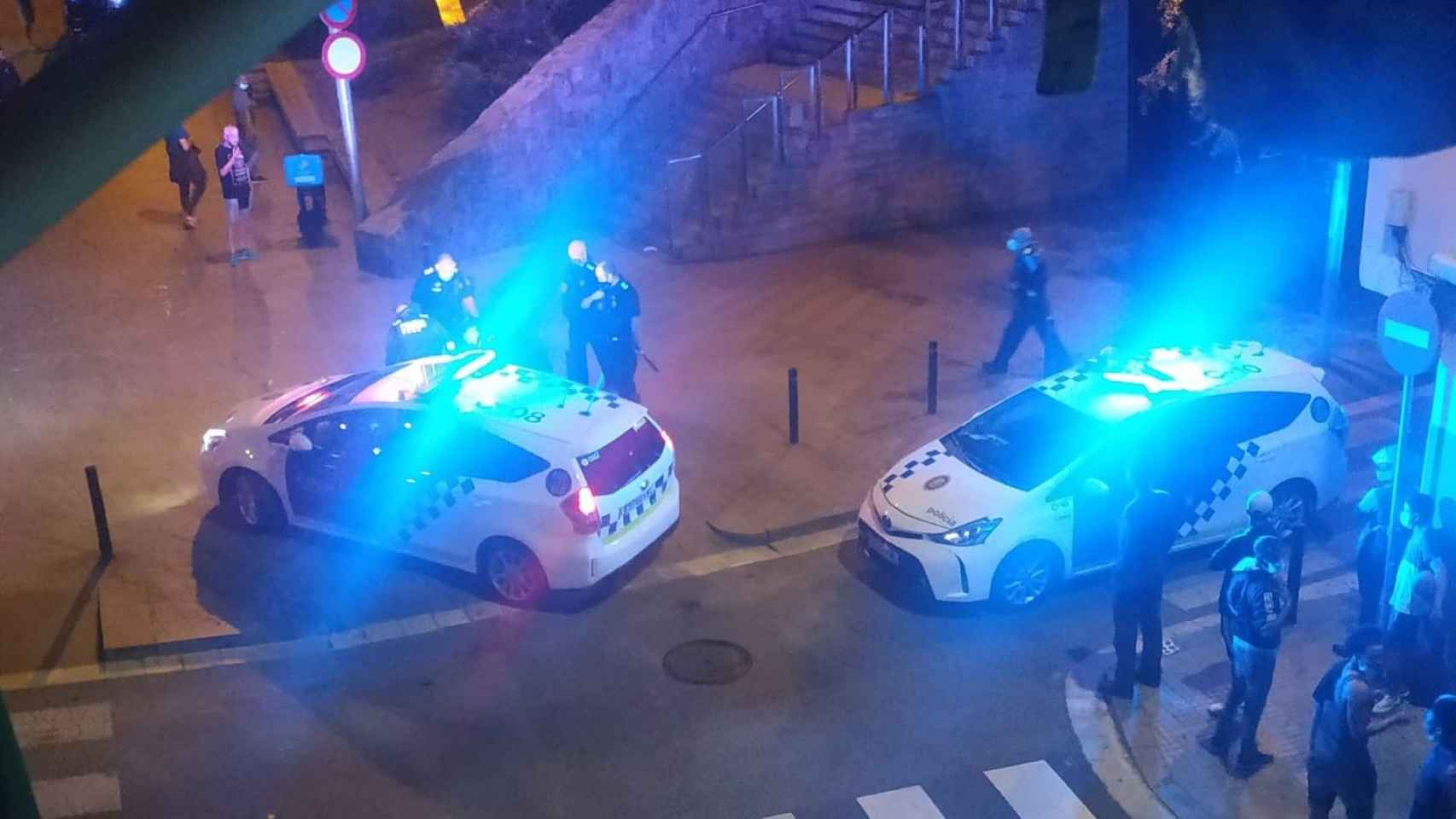 Coches de la Policía Local en el metro de Santa Rosa / CEDIDA