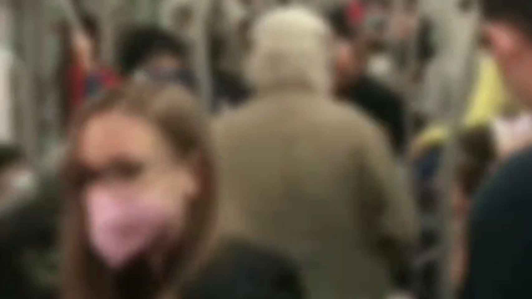 Pasajeros salen del metro de Barcelona ante la fiesta improvisada / BCN LEGENDS