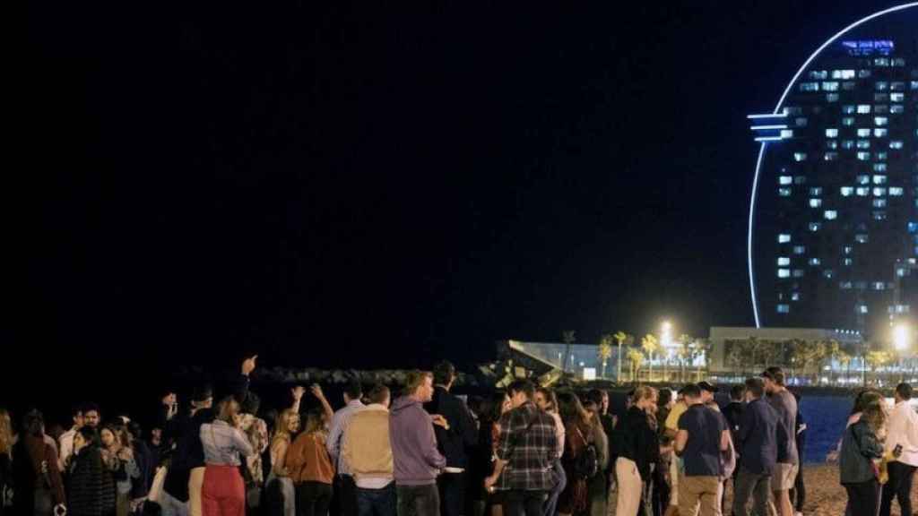 Botellón en la playa de la Barceloneta / EFE