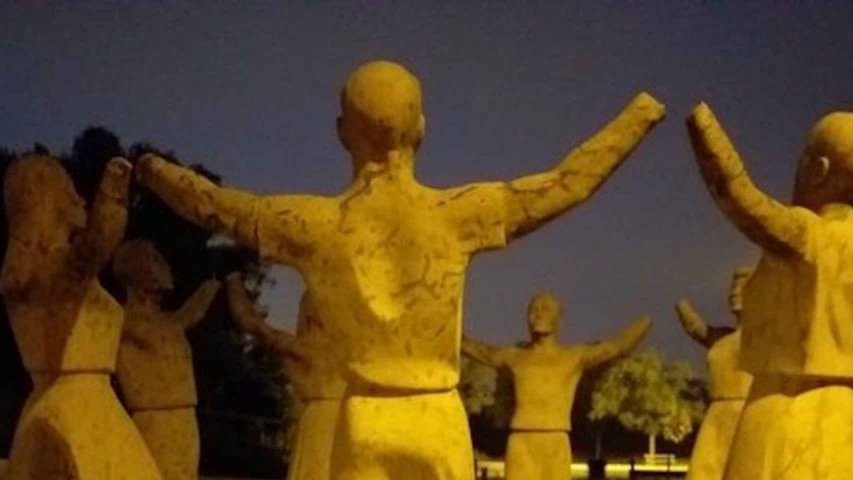 Monumento a la sardana en Montjuïc al que han mutilado los brazos / TWITTER - Albert Batlle