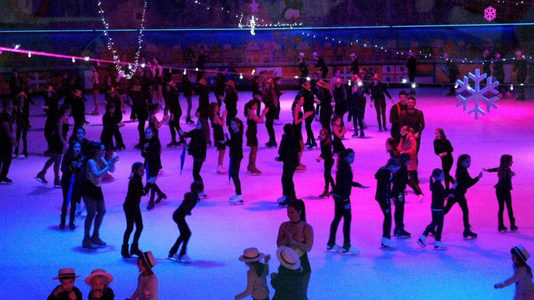 Niños y adultos disfrutando del patinaje sobre hielo en el Skating Club / ARCHIVO