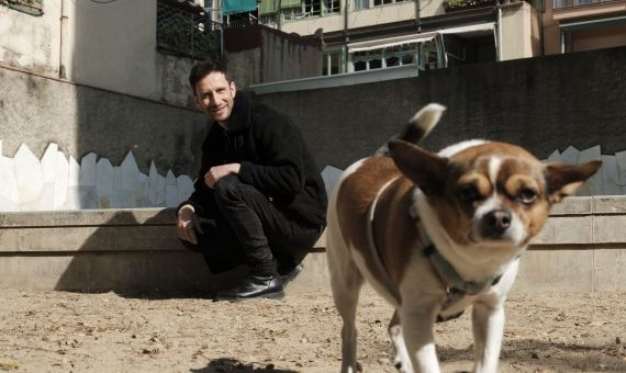 LuisFro posa junto a Coffee, un perro espontáneo, en los Jardines de la Torre de les Aigües de Barcelona / PABLO MIRANZO