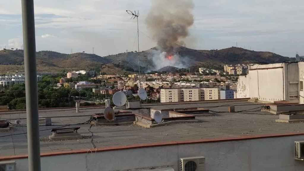 Incendio en la montaña de Collserola visto desde el Carmel / METRÓPOLI ABIERTA