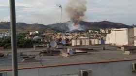 Incendio en la montaña de Collserola visto desde el Carmel / METRÓPOLI ABIERTA