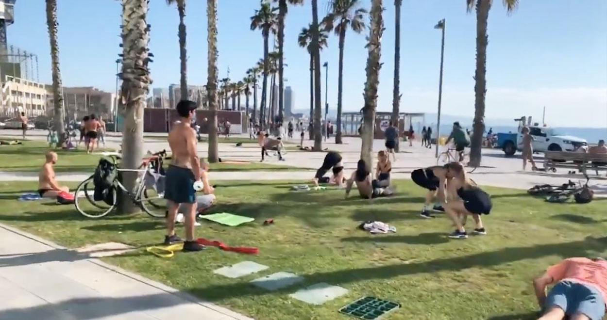 Personas realizando deporte en la playa en Barcelona / TWITTER