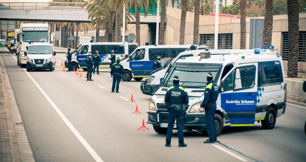 Agentes de la Guardia Urbana, en un control de tráfico / GUARDIA URBANA