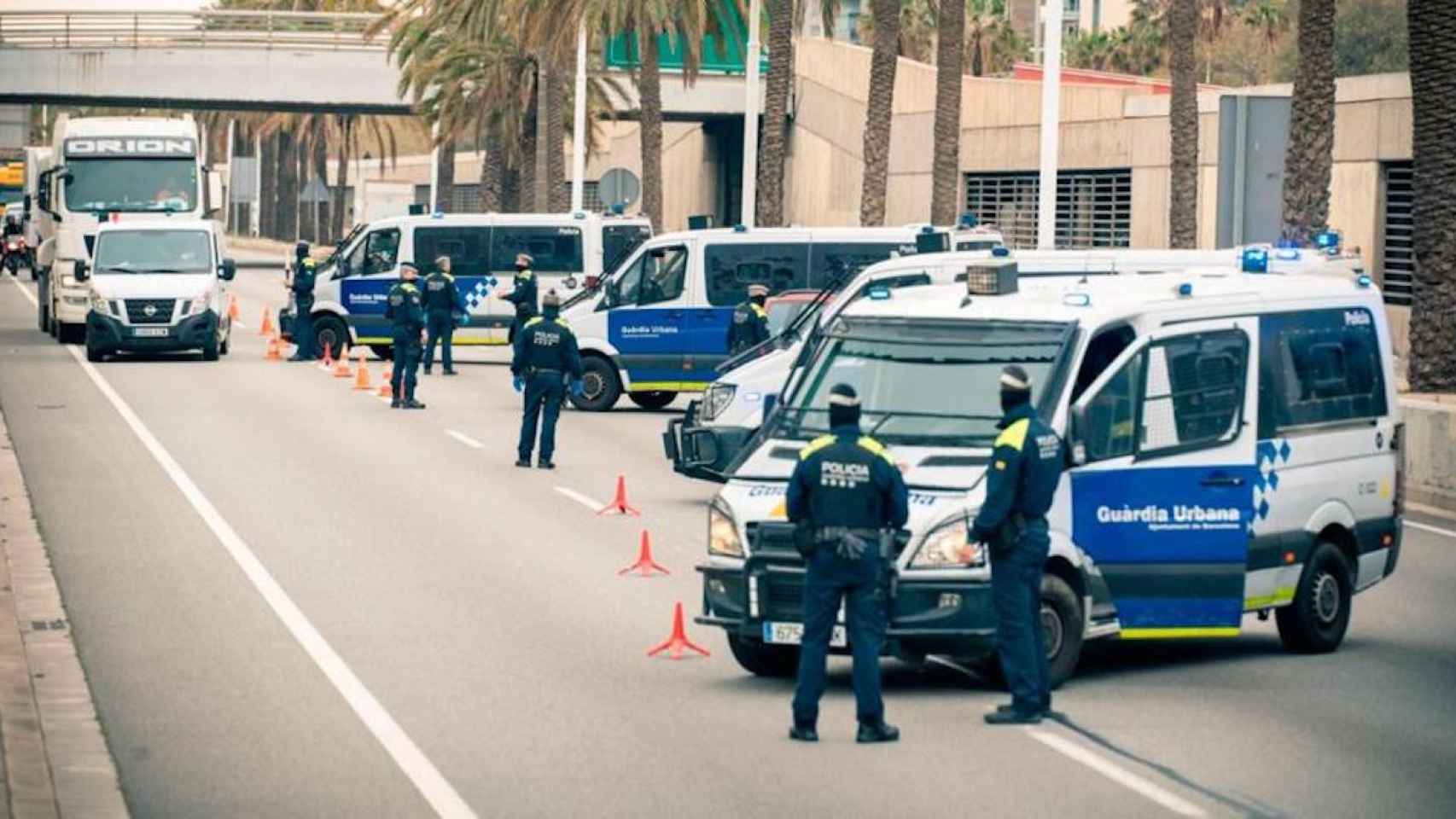 Agentes de la Guardia Urbana, en un control de tráfico / GUARDIA URBANA