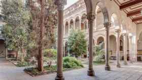 Interior del claustro de la Universidad de Barcelona / UB