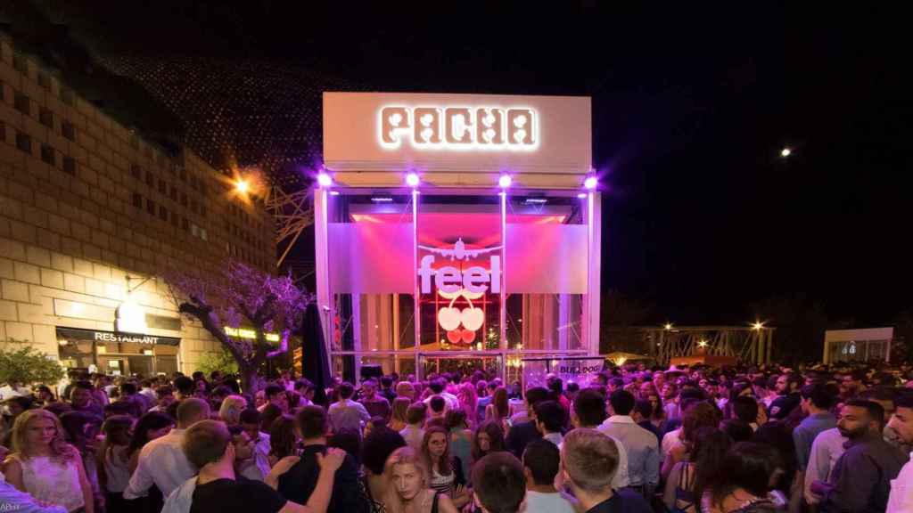 Exterior de la discoteca Pachá Barcelona llena de gente