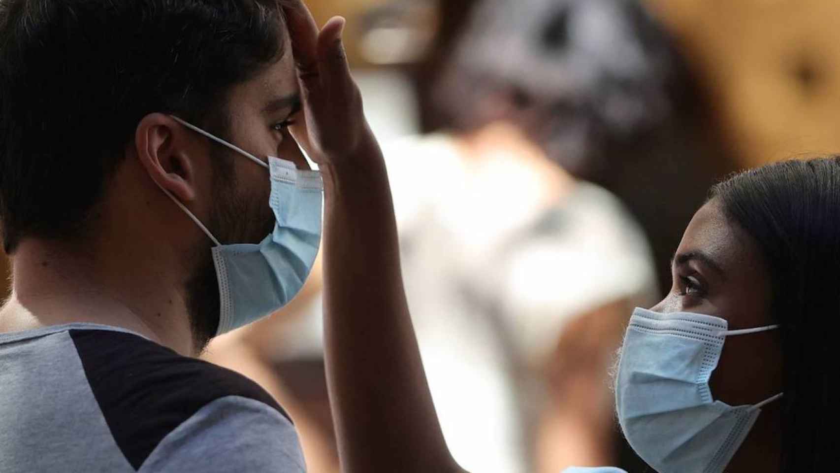 Una pareja con mascarillas en Barcelona / EFE