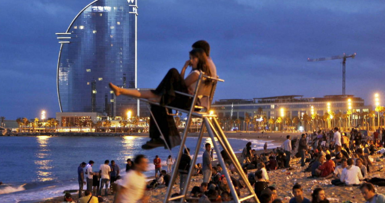 Jóvenes en una de las playas de Barcelona de noche / EFE