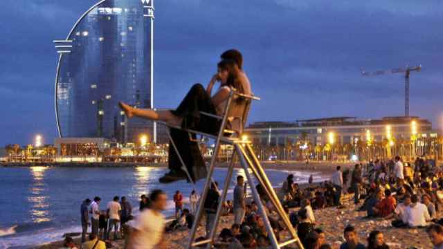 Noche de San Juan en una de las playas de Barcelona / EFE