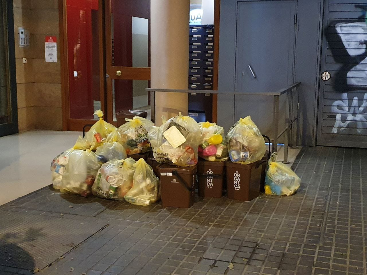 Bolsas de basura en las calles de Sant Andreu / ARCHIVO