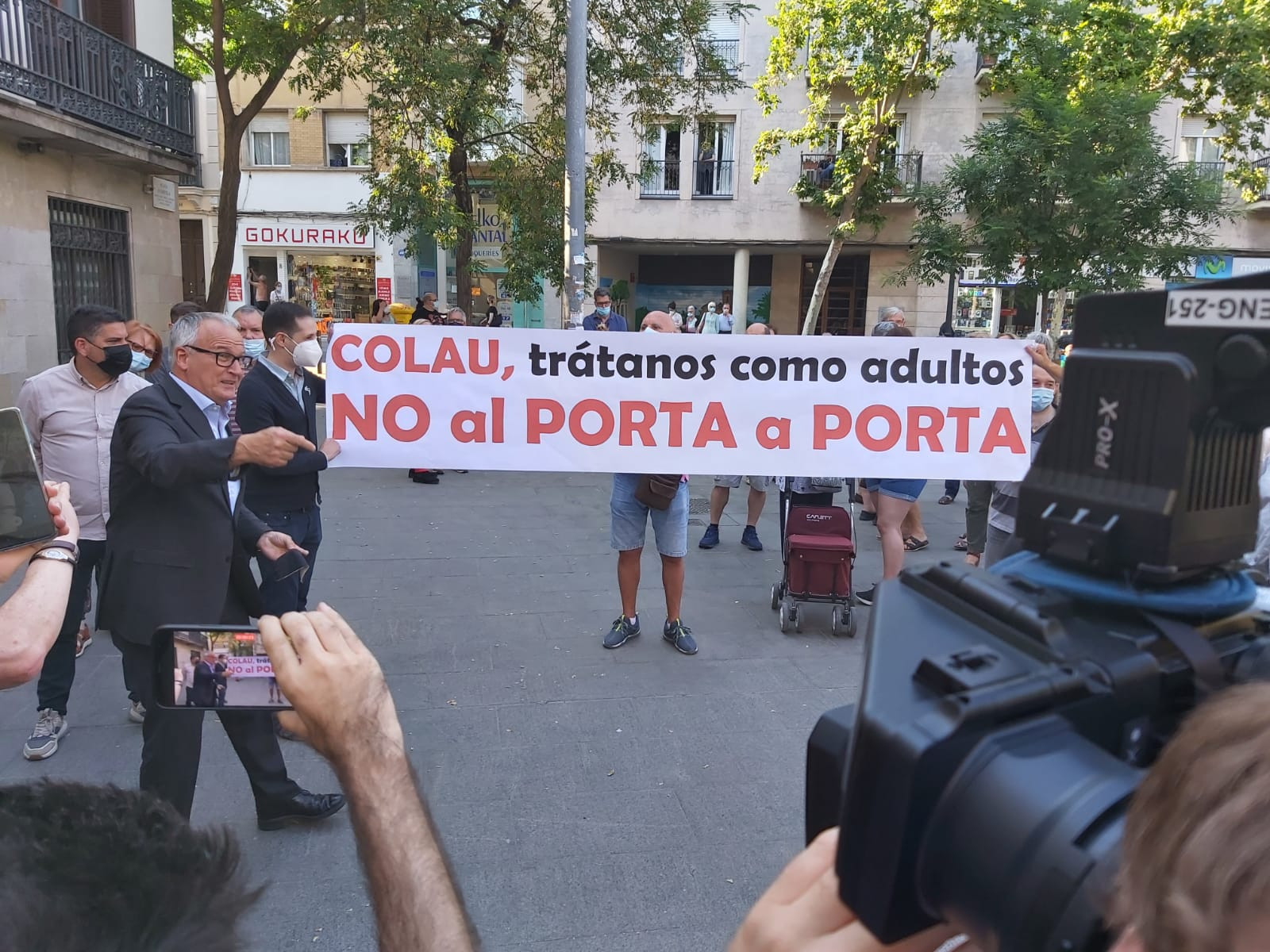 Josep Bou, líder del PP en el Ayuntamiento de Barcelona, en la concentración de Sant Andreu / METRÓPOLI