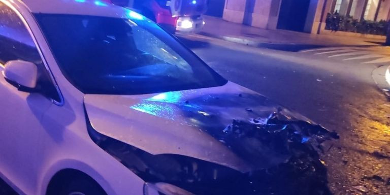 Un coche parcialmente quemado tras un incendio provocado en un contenedor / ASSOCIACIÓ TURÓ PARC