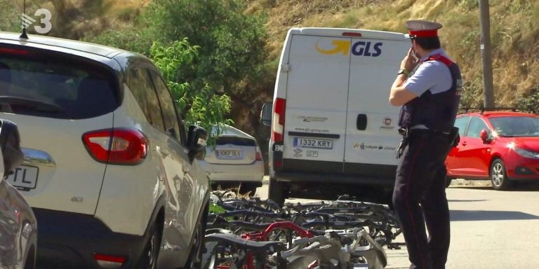 Un mosso frente al cementerio de motos robadas de Collserola / TV3