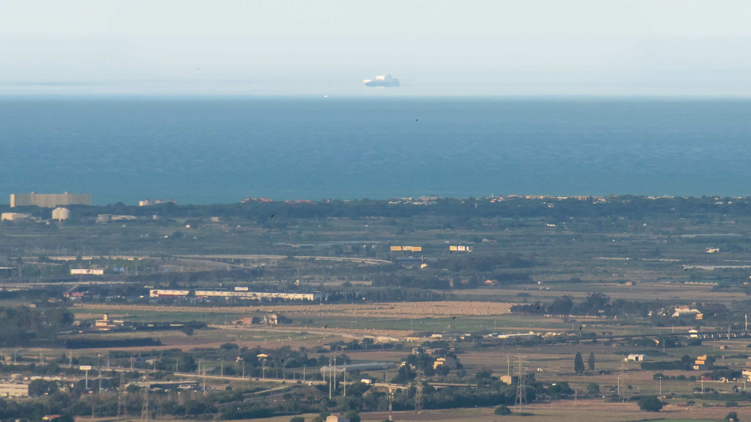 El barco volador frente a la costa de Barcelona / ALFONS PUERTAS