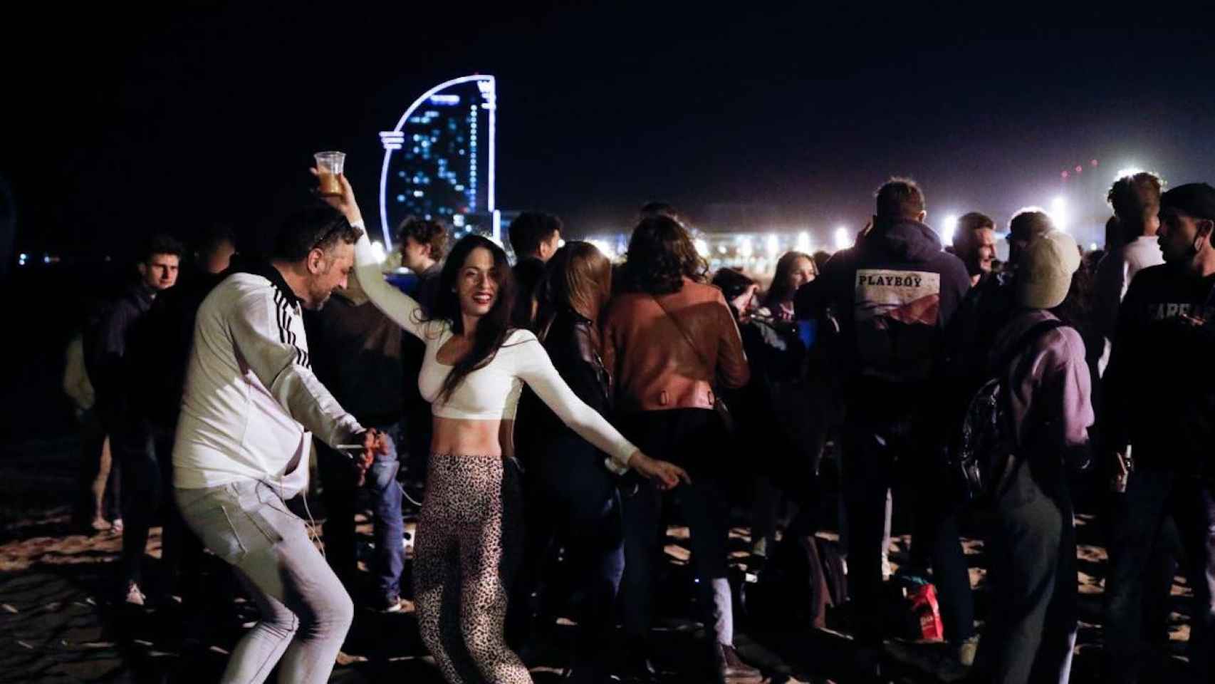 Botellón en la playa de la Barceloneta durante la verbena de Sant Joan