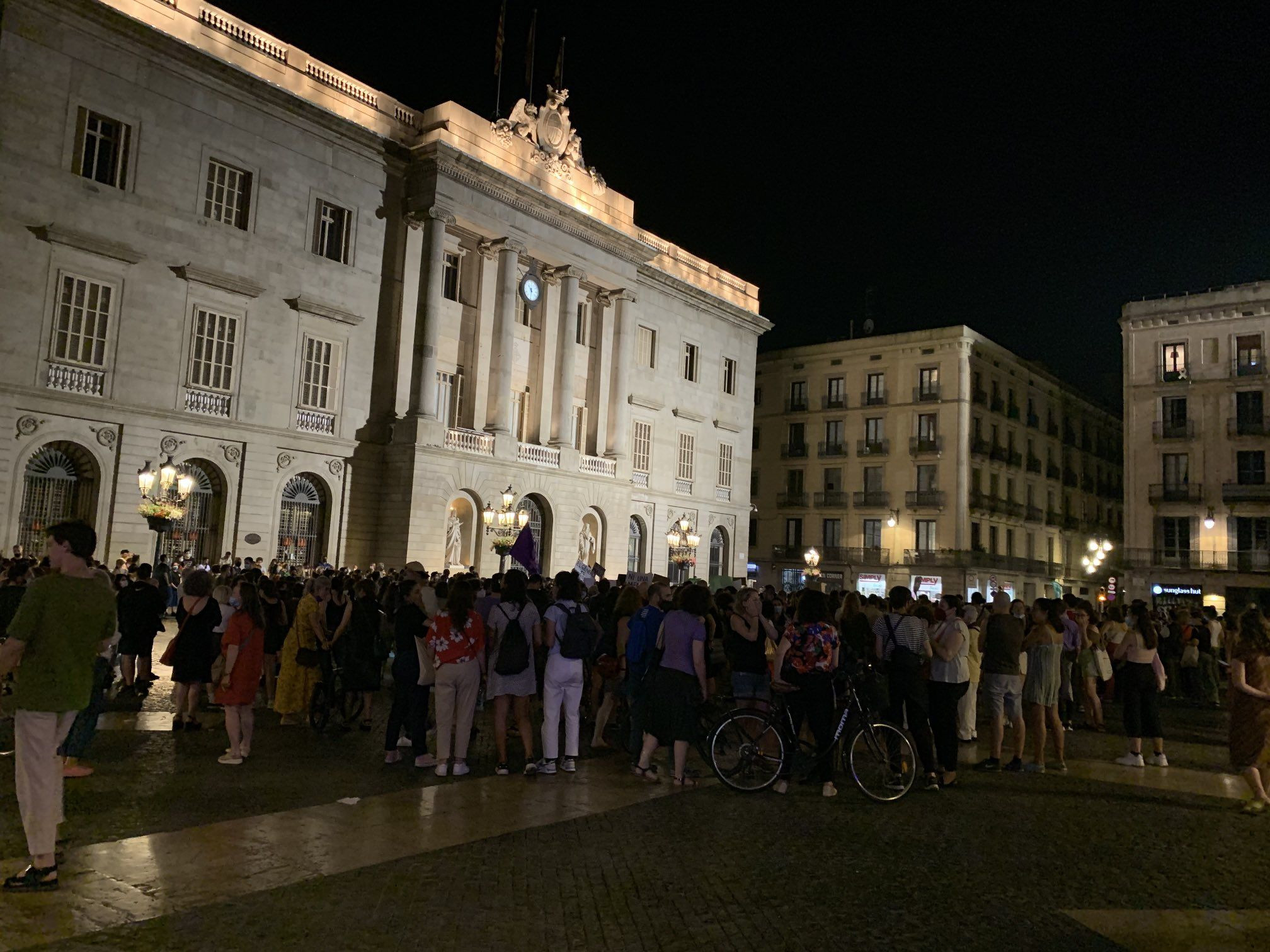 Concentración contra los asesinatos machistas en Barcelona / ADELINA ESCANDELL